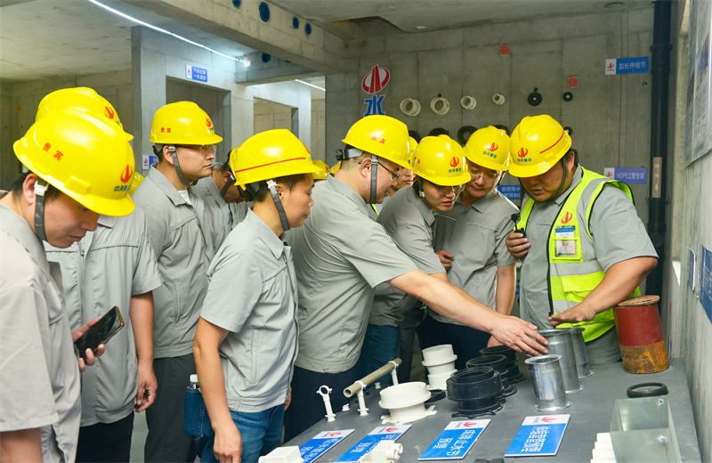 为进一步推进优质客户高效履约，提升交付品质、达成客户满意，2025年6月25日，d88尊龙z6建设集团在上海组织召开2025年越秀地产、华润置业客户履约推进会。